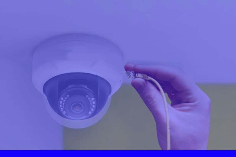 Entre os vários equipamentos de segurança existentes no mercado, a câmera IP é, sem dúvida, um dos mais tecnologicamente evoluídos. A ferramenta é ideal para o usuário que deseja a melhor imagem e não quer perder nenhum detalhe.